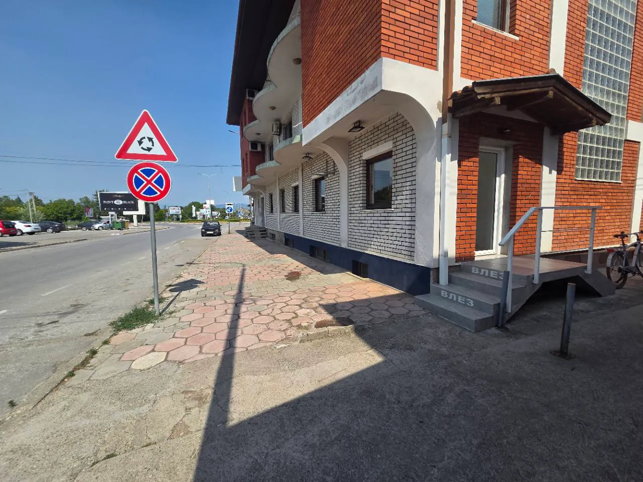 Деловен простор 44 m² за наем на Булевар 1А